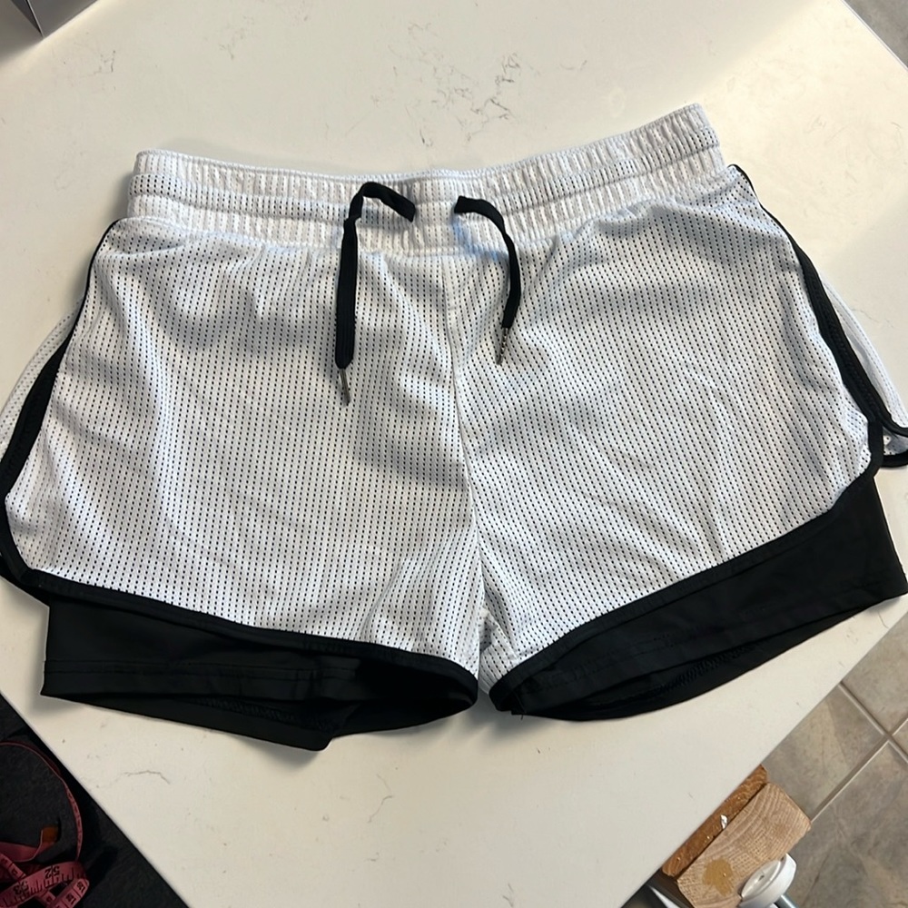 ☘️5/$15 Bella Active athletic white/black shorts